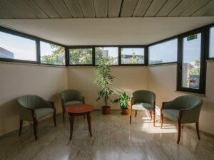 Ricoveri – Saletta con poltrone e piante Saletta di attesa luminosa con poltroncine e piante